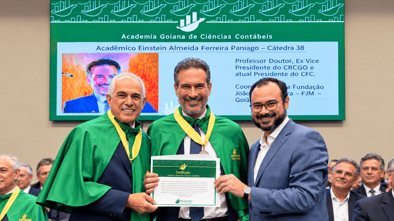 Einstein Paniago durante a entrega do certificado de ingresso na AGOCICON e registro da solenidade no auditório do CRC-GO.